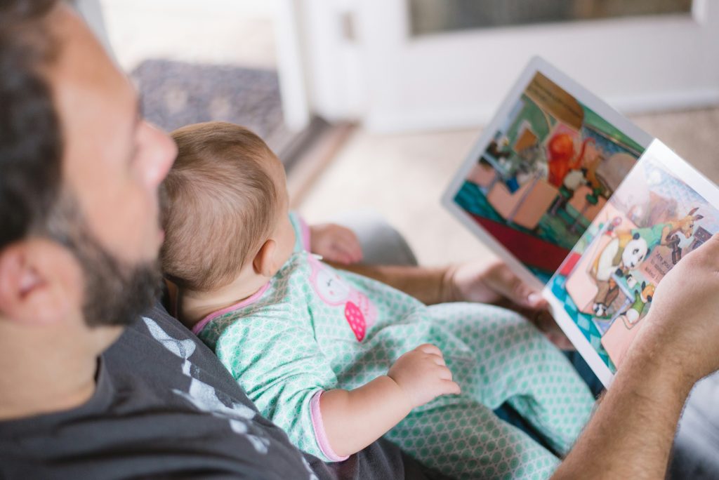 Papà e bambino durante la lettura di un libro
