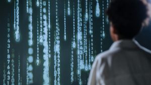 Giovane che osserva una sequenza di numeri