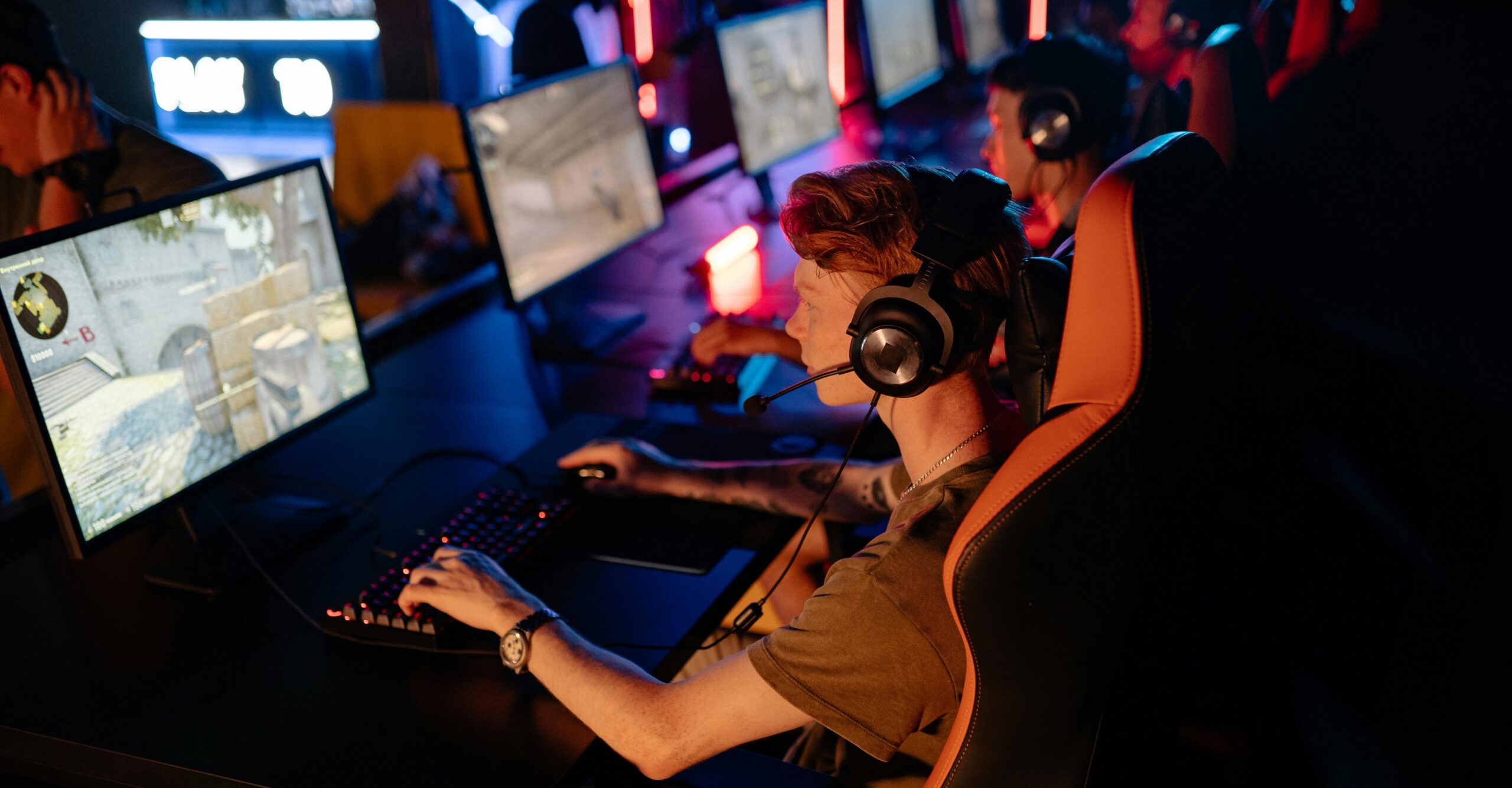 adolescenti che giocano al pc